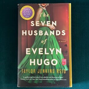 The Seven Husbands of Evelyn Hugo by Taylor Jenkins Reid - paperback - EUC 🏆